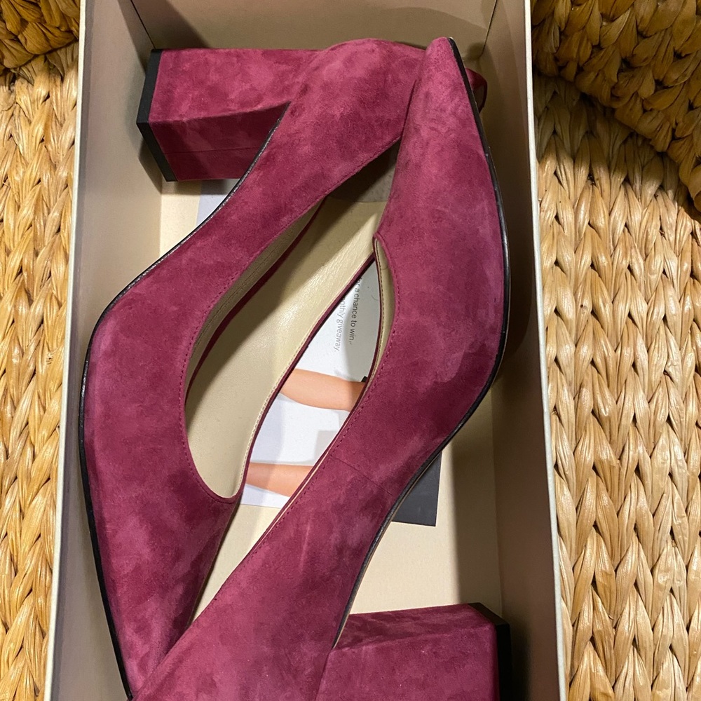 Beautiful suede Marc Fisher pumps. Like new!